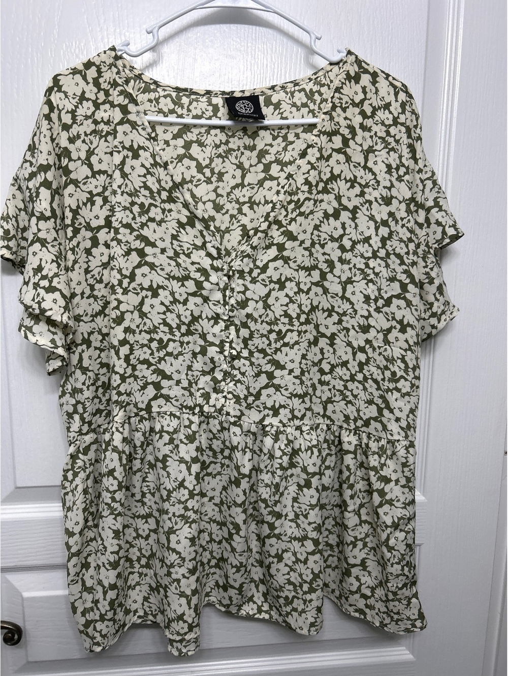 Bobeau Olive Green and Cream Floral Button-Front Peplum Top